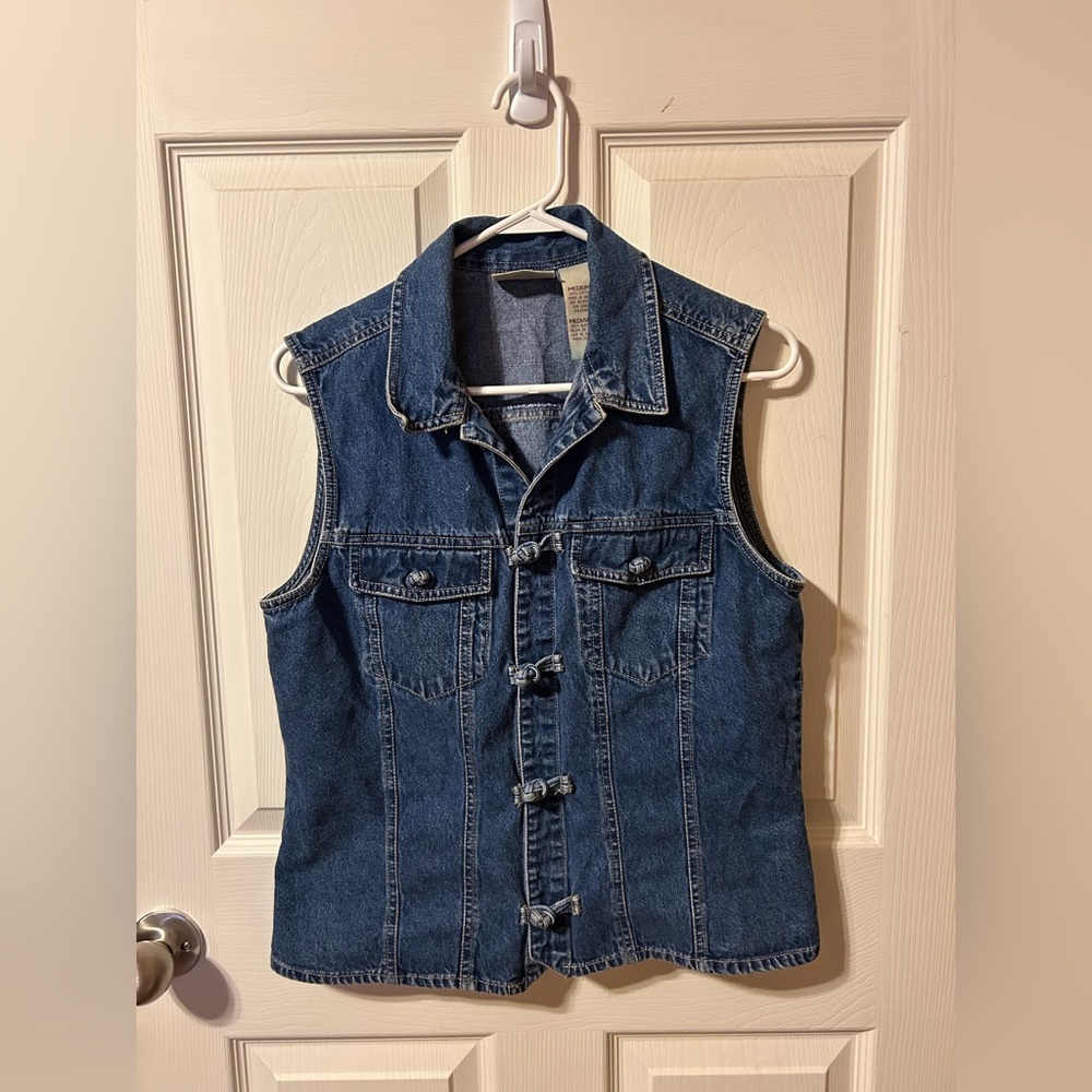 Denim Sleeveless Shirt/Vest with 
Notted Closure